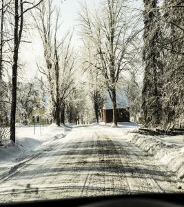 Faulkner-Road-and-garage-r